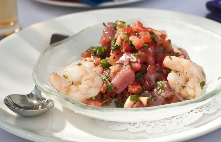 Ceviche misto é prato refrescante para o verão