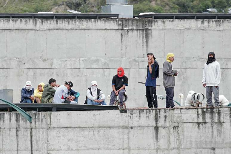 Detentos da prisão de Turi, em Cuenca, ainda mantêm alguns guardas como reféns, depois dos tumultos que eclodiram na segunda-feira