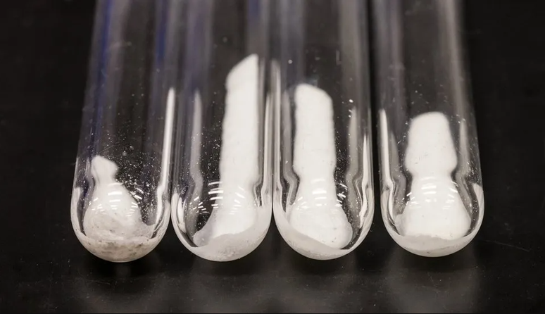 Amostras do novo eletrólito sólido selecionado pelas ferramentas de IA e HPC da Microsoft