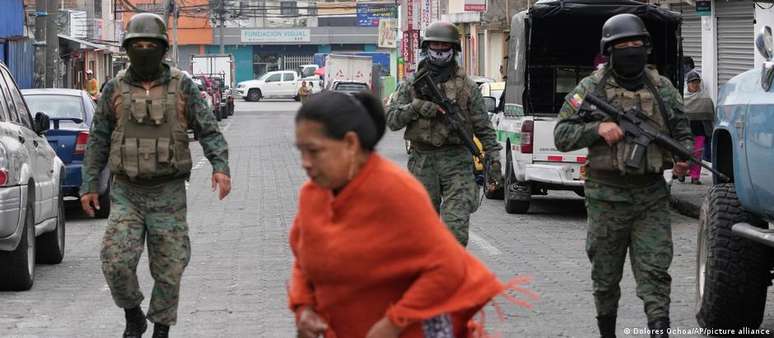 Decreto autoriza emprego de forças militares nas ruas e em prisões, bem como a imposição de toque de recolher