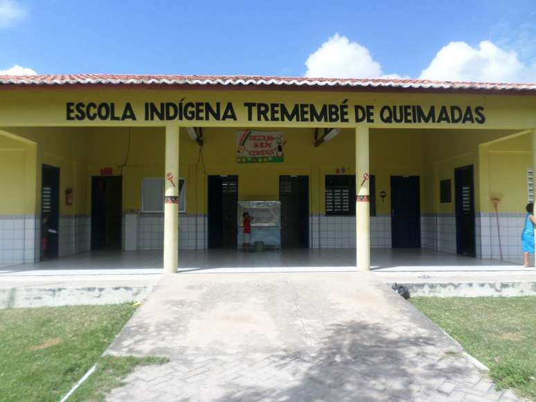 Imagem mostra a fachada da Escola Indígena Tremembé de Queimadas.