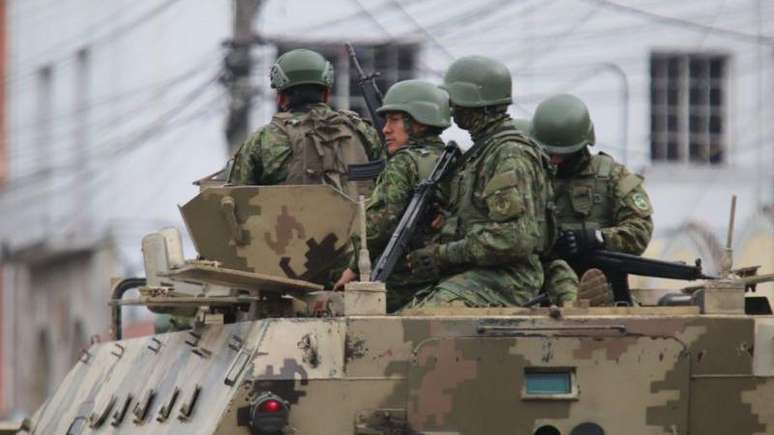 Vários soldados saíram às ruas após anúncios do presidente Noboa