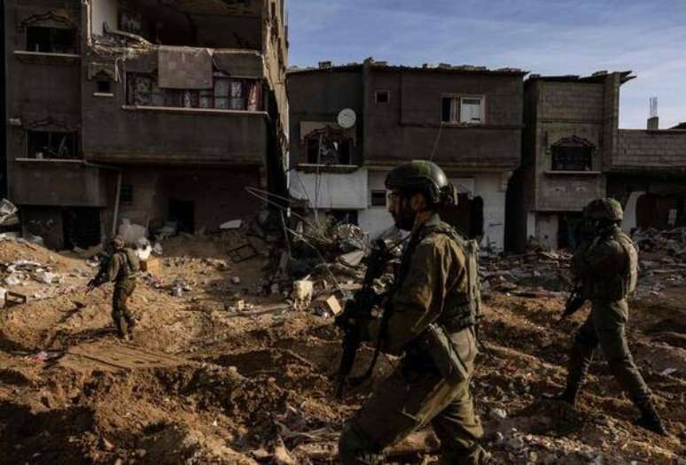 Soldados israelenses durante operação terrestre em Gaza