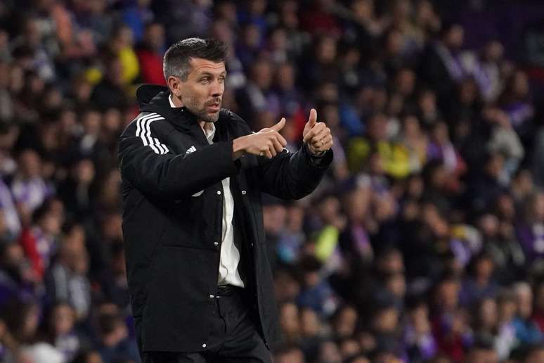 O treinador uruguaio do Real Valladolid, Paulo Pezzolano, gesticula durante o jogo de futebol do Campeonato Espanhol entre Real Valladolid FC e FC Barcelona, no est&aacute;dio Jos&eacute; Zorilla, em Valladolid, em 23 de maio de 2023. 
