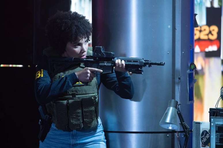 Emmy Raver-Lampman é uma agente do FBI caçando Clay e os vilões do filme (Imagem: Divulgação/Diamond Films)