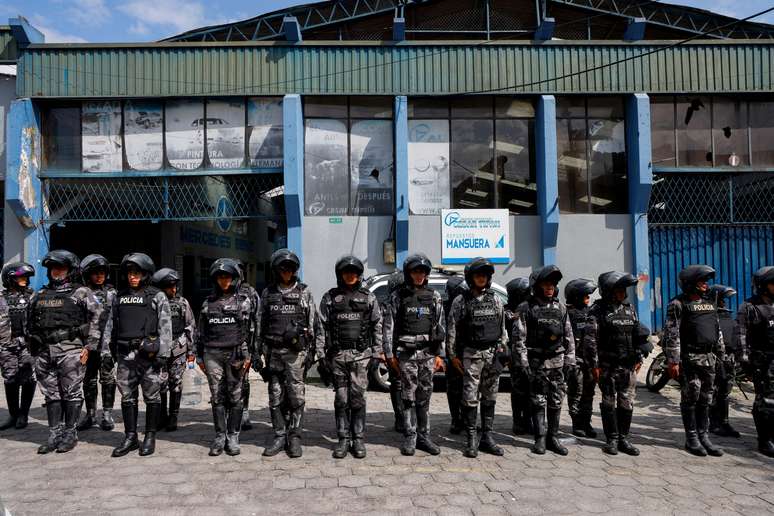 Policiais diante da penitenciária El Inca em Quito 8/1/2024 