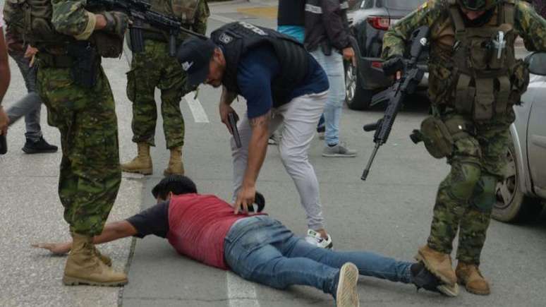 A polícia prendeu vários homens armados depois que o presidente do Equador declarou um 'conflito armado interno'