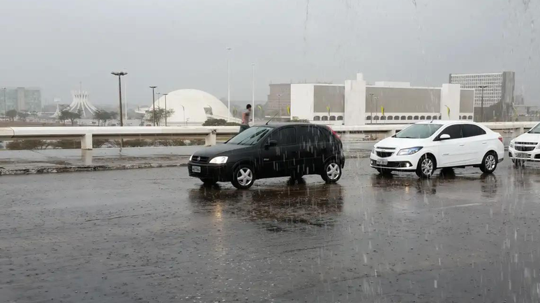 A recomendação é ficar dentro do carro durante chuva com raios