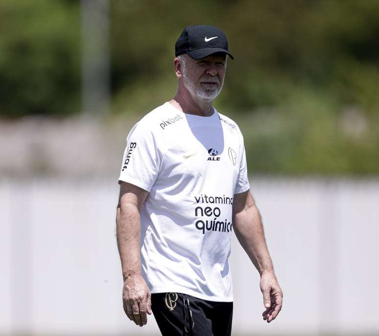 Mano Menezes esboça primeira escalação do Corinthians para 2024 com dois reforços entre os titulares 