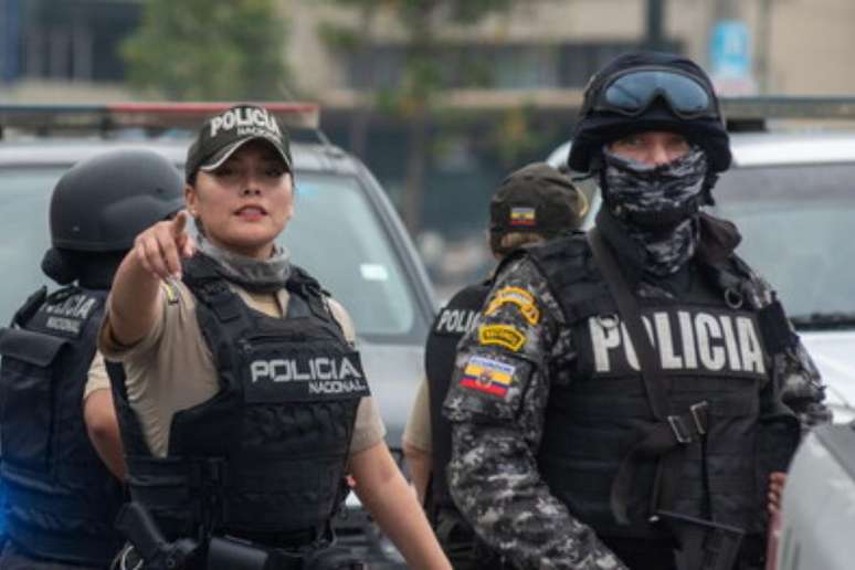 Polícia do lado de fora de TV invadida por criminosos no Equador