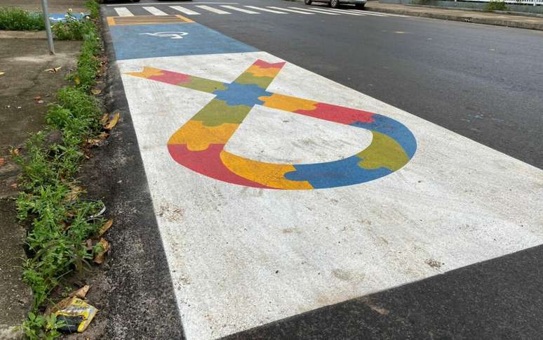 Símbolo mundial do autismo ganha espaço em estacionamento de Macapá, no Amapá