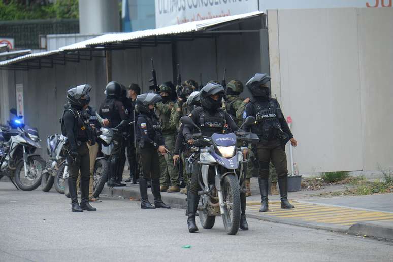 Policiais e militares patrulham rua em Guayaquil, no Equador.