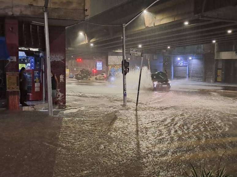 Alagamento atinge a esquina das ruas General Jardim com a Amaral Gurgel, no centro de São Paulo.