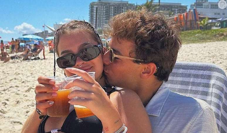 Mel Maia poses on her boyfriend’s lap and fans compare it to meeting MC Daniel.  Watch!