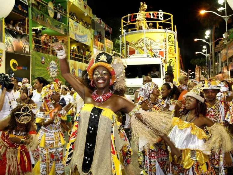 Imagem mostra foliões do primeiro bloco afro do Brasil, Ilê Aiyê.