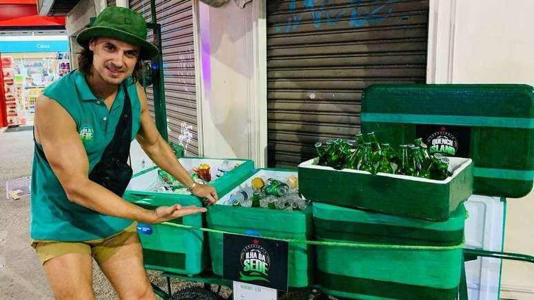 Daniel Erthal, ex-ator de 'Malhação', viraliza após ser visto trabalhando como vendedor ambulante em Copacabana.