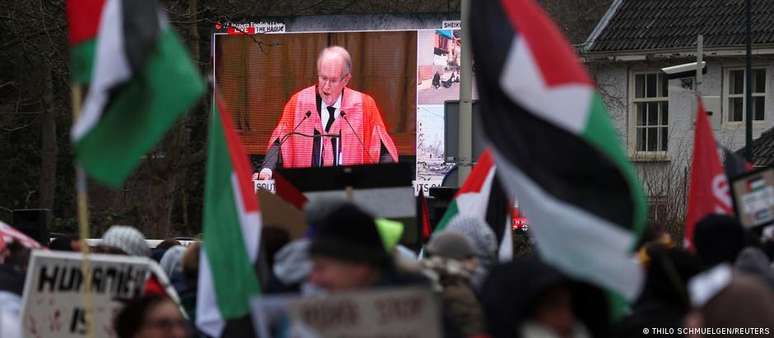 Manifestantes pró-palestinos assistem à transmissão ao vivo da audiência da CIJ em Haia