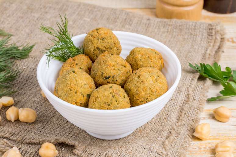 Bolinho de grão-de-bico e atum