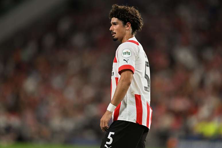 André Ramalho, um dos alvos do Inter, atuando pelo PSV - 