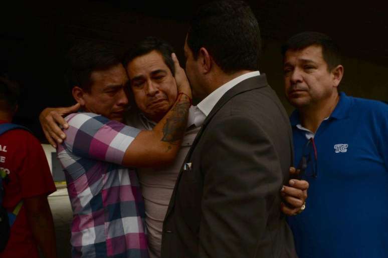 Jornalistas do canal TC de Guayaquil ao serem libertados pela polícia