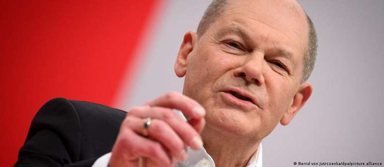 Scholz: "Protegemos a todos – independentemente da origem, cor da pele ou de quanto alguém é desconfortável para fanáticos com fantasias de assimilação"