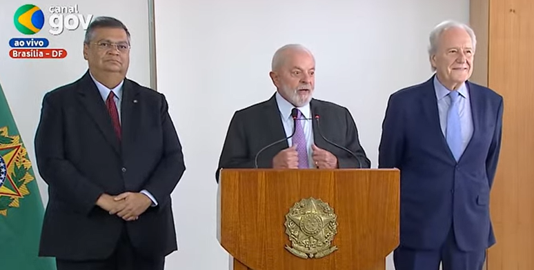 Dino, Lula e Lewandowski durante anúncio do ex-ministro do STF como ministro da Justiça 
