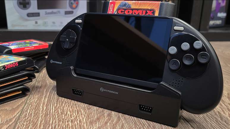 Console pode ser conectado na TV e aceita até dois controles de Mega Drive