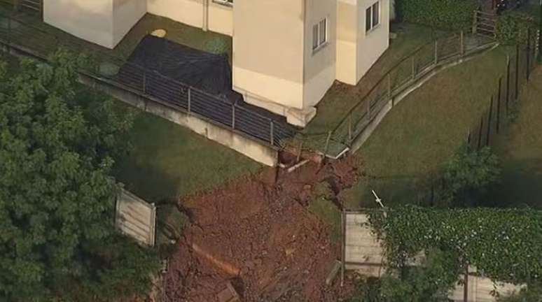 Um prédio no Capão Redondo, na zona Sul de São Paulo, corre risco de desabar após um barranco próximo ao local ceder durante as chuvas fortes que atingiram a capital paulista nos últimos dias