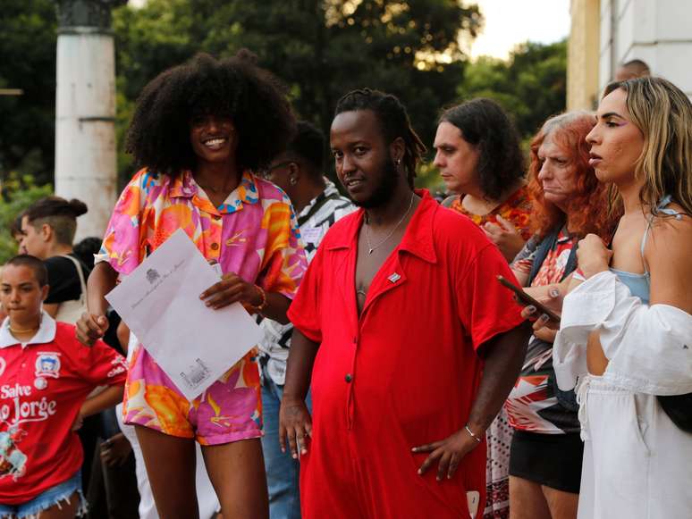 Imagem do Ato pela Visibilidade Trans e Travesti reúne pessoas em luta contra a transfobia e discriminação em frente à Câmara Municipal, na Cinelândia, em 2023. Na foto, duas pessoas negras e trans em destaque.