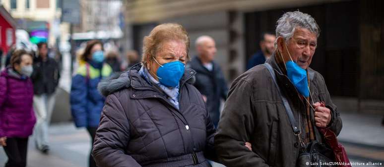 Máscaras voltaram a fazer parte da paisagem nas cidades europeias