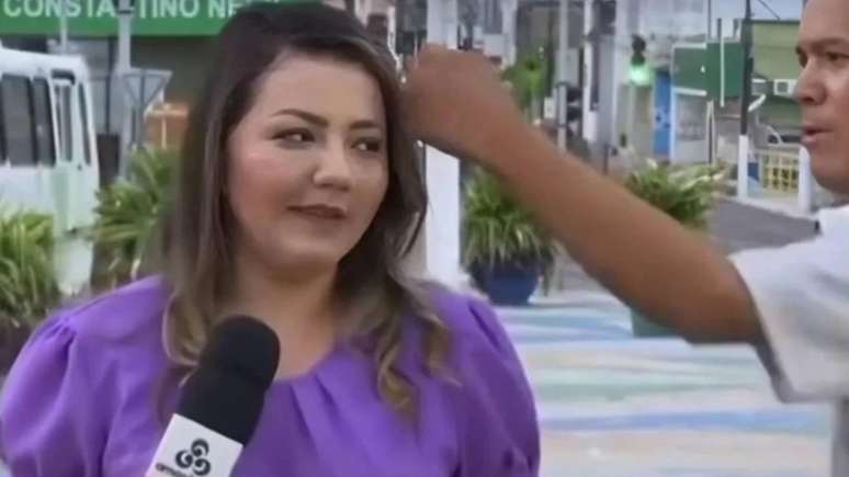 The TV Globo journalist receives a punch in the head live