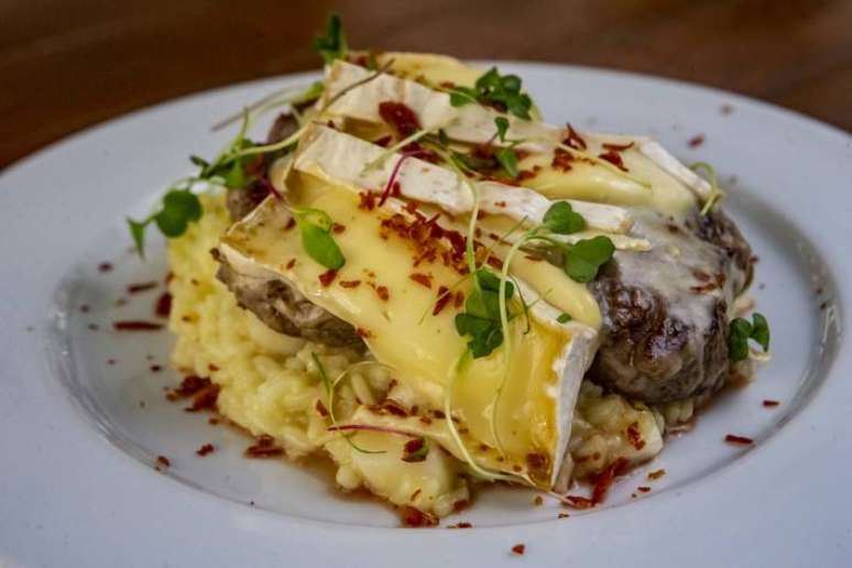 Medalh&atilde;o ao brie do restaurante MariaLima, na Vila Leopoldina.