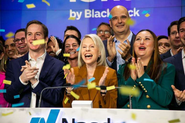 Samara Cohen da BlackRock e representantes da Coinbase come&ccedil;aram a negociar na bolsa de Nova York em 11 de janeiro