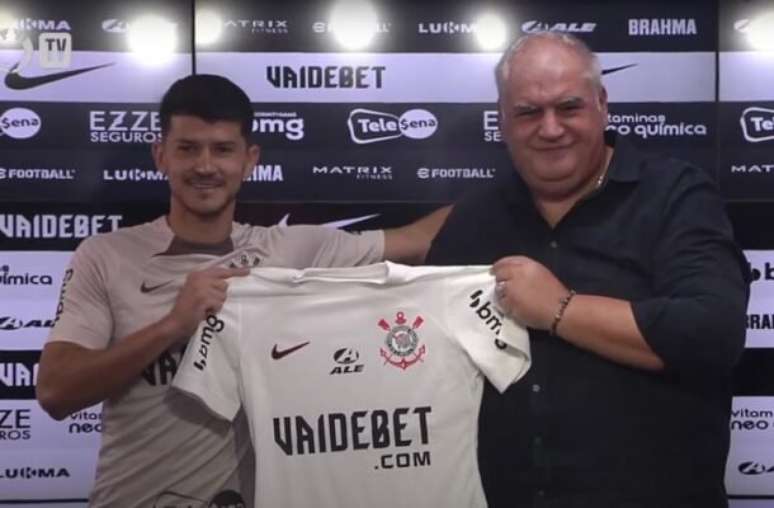 Hugo é apresentado no Corinthians e minimiza disputa na lateral esquerda