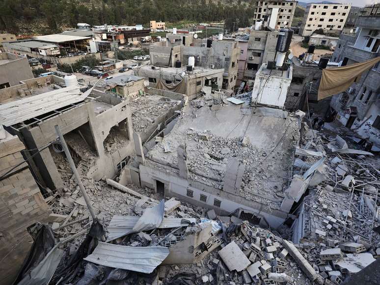 A imagem mostra um território palestino destruído após ataques de Israel. A África do Sul acusa ataques de Israel como genocídio contra palestinos