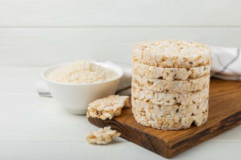 Bolachas de arroz são boas opções para substituir as de trigo 