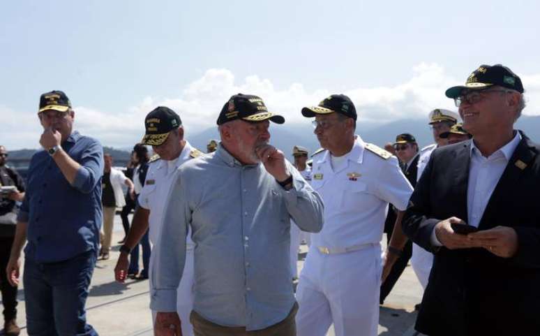 O presidente da Rep&uacute;blica, Luiz In&aacute;cio Lula da Silva, acompanhado do senador, Renan Calheiros, durante visita ao Complexo Naval de Itagua&iacute;.