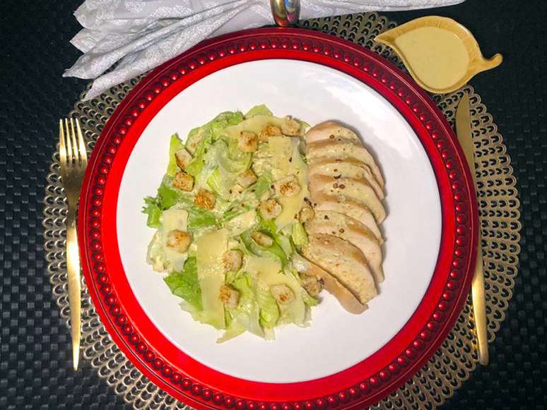 PEITO DE FRANGO GRELHADO COM SALADA CAESAR E CROÛTONS