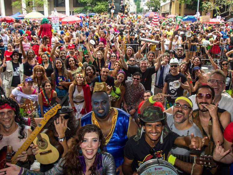 A imagem mostra centenas de foliões durante o carnaval de rua do Rio de Janeiro