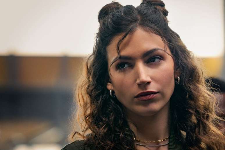 Úrsula Corberó é um dos destaques do elenco de Lift: Roubo nas Alturas (Imagem: Divulgação/Netflix)