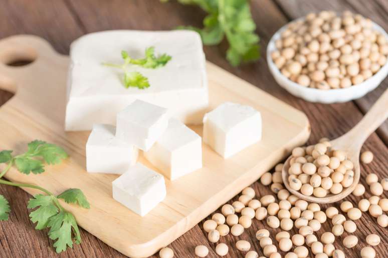 O tofu pode compor muitos pratos e substituir o seitan, feito de glúten de trigo 