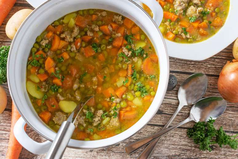 Sopa de legumes com carne moída 