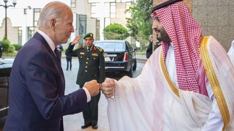 Biden com o pr&iacute;ncipe saudita Bin Salman