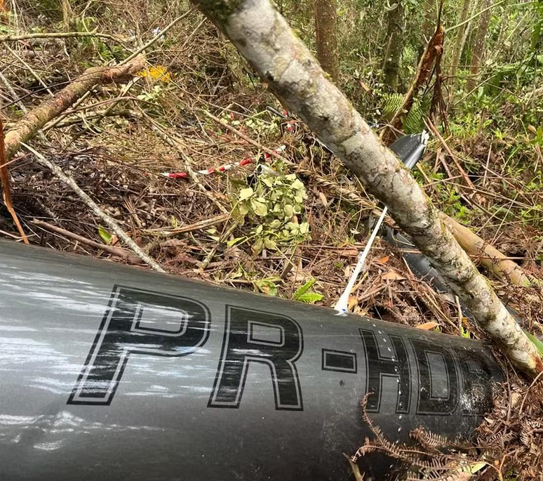 Destroço do helicóptero que caiu em Paraibuna (SP) mostra matrícula da aeronave