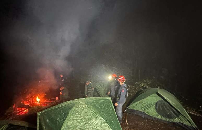 Bombeiros montam acampamento em área de queda de helicóptero na Serra da Mantiqueira, SP