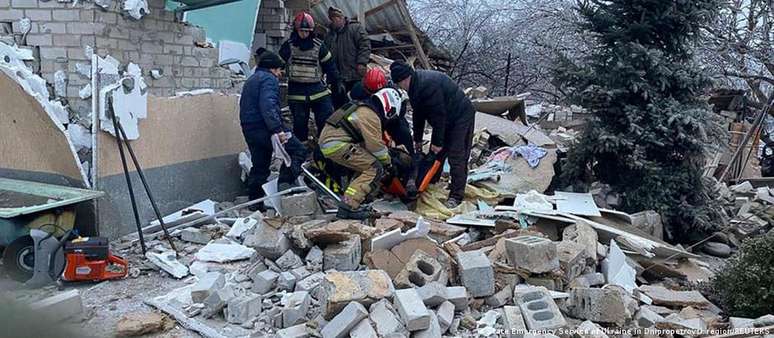 Serviços de resgate ucranianos retiram pessoa de escombros após bomberdeio russo no começo de janeiro