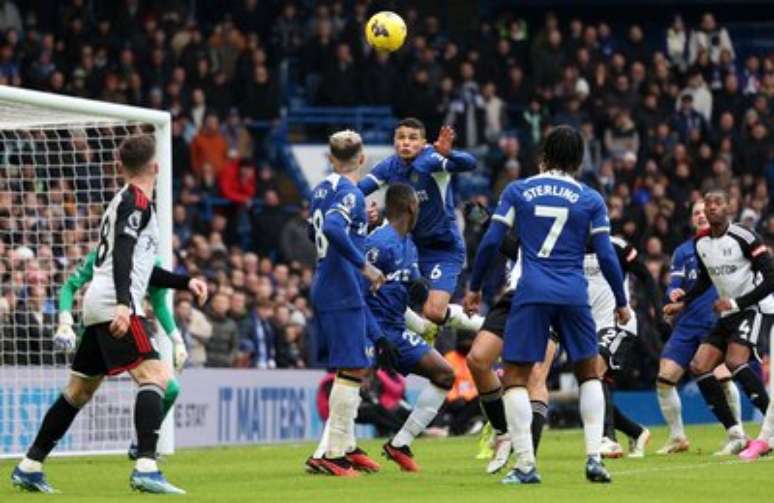 oto: Adrian Dennis/AFP via Getty Images - Legenda: Thiago Silva sobe e afasta o perigo para Chelsea contra o Fulham - F
