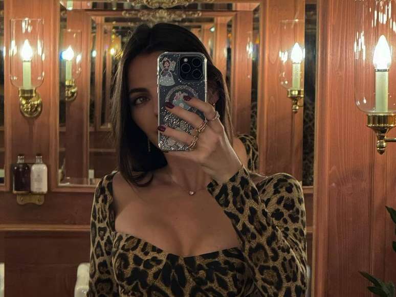 Kelly Piquet shows off luxury produce and k wine for a ‘date’;  see photo