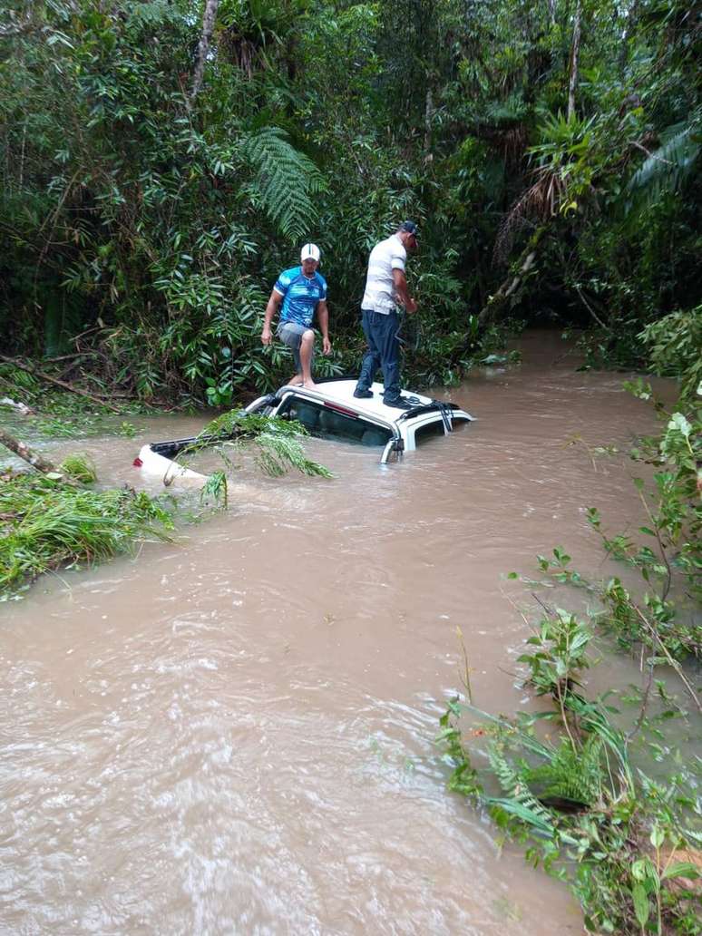 Criança morre afogada dentro de carro após veículo ser arrastado pelas enxurradas da chuva em direção a um rio.