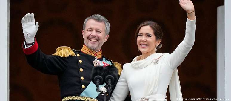 Frederik 10° e a rainha Mary saúdam multidão da sacada do Palácio de Christiansborg